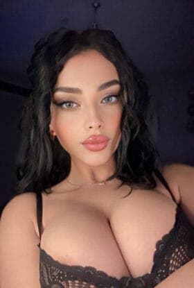 Amira, 20